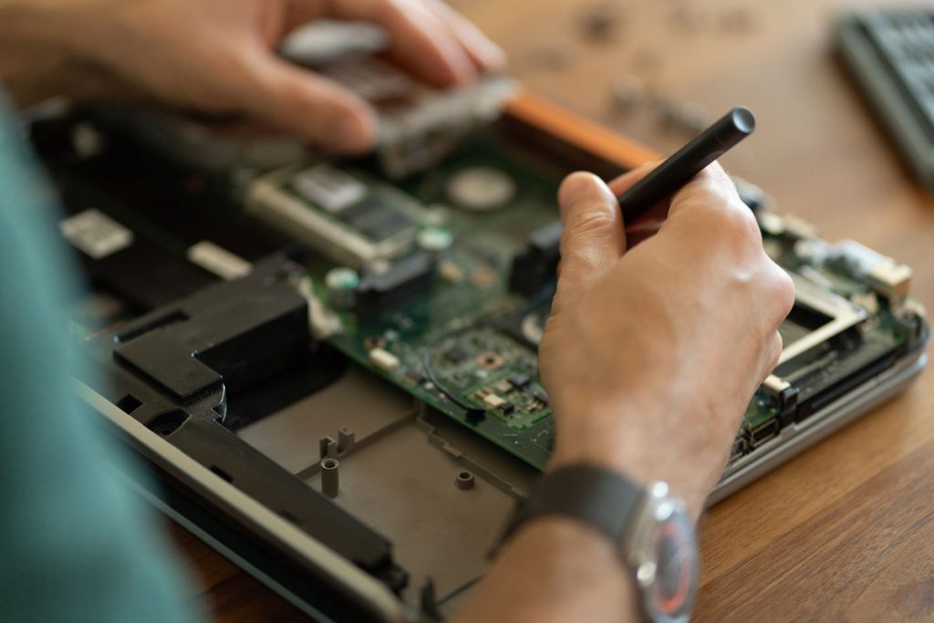 laptop-at-repair-service-2022-01-21-17-32-09-utc-1024×683